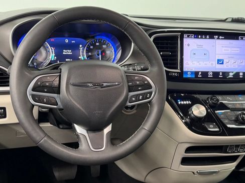 Used 2023 Chrysler Pacifica Touring-L FWD image 36