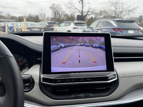 Used 2025 Jeep Compass Limited image 17