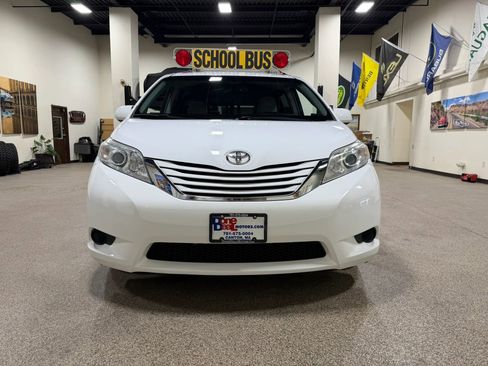Used 2015 Toyota Sienna LE AWD/4WD image 2