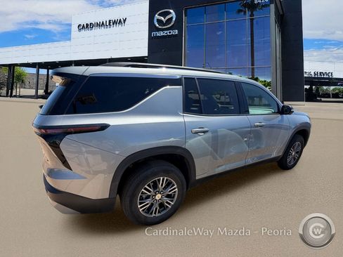 Used 2024 Chevrolet Traverse LT image 4