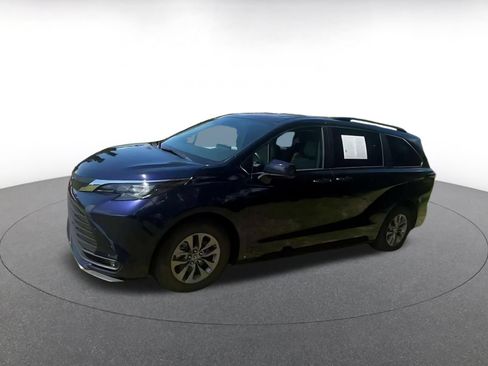 Used 2025 Toyota Sienna XLE FWD image 7