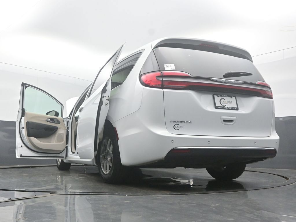 Used 2024 Chrysler Pacifica Touring-L FWD image 63