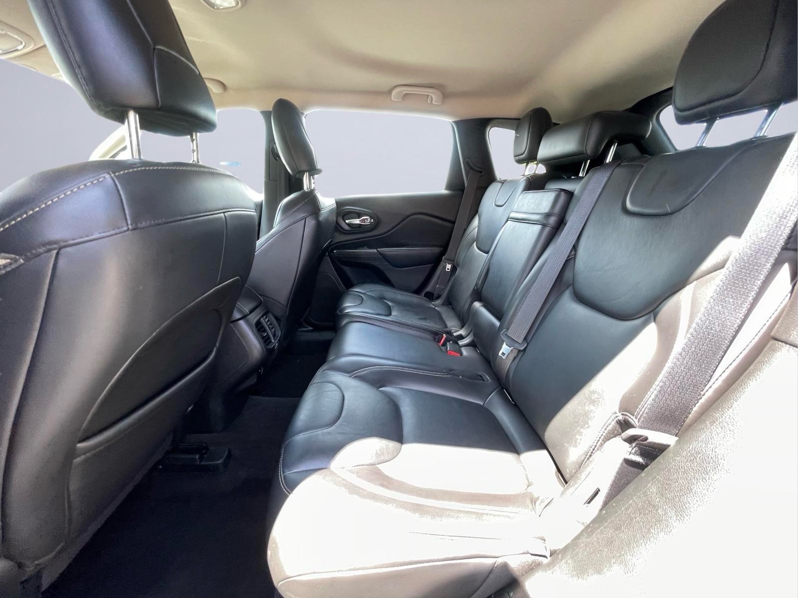Used 2017 Jeep Cherokee Limited AWD/4WD image 19