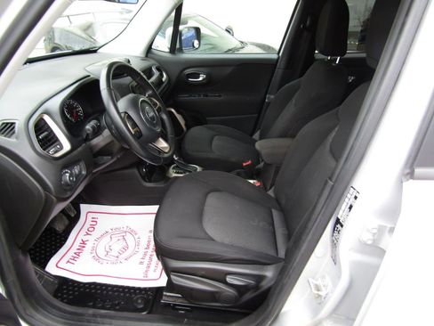 Used 2017 Jeep Renegade Latitude w/ Cold Weather Group image 19