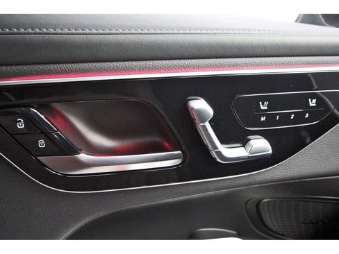 Used 2025 Mercedes-Benz GLC 300 image 24