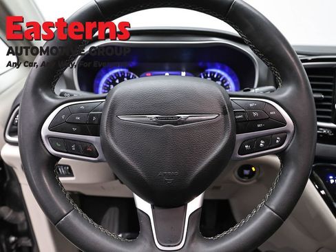 Used 2023 Chrysler Pacifica Touring-L FWD image 10