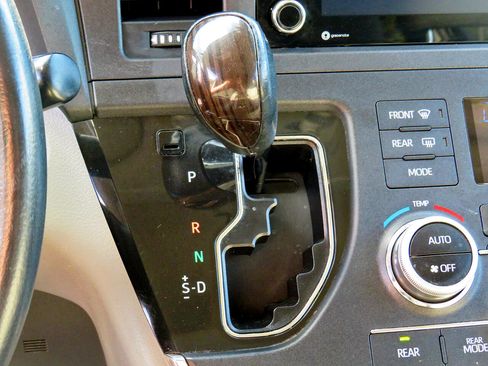 Used 2018 Toyota Sienna XLE image 26