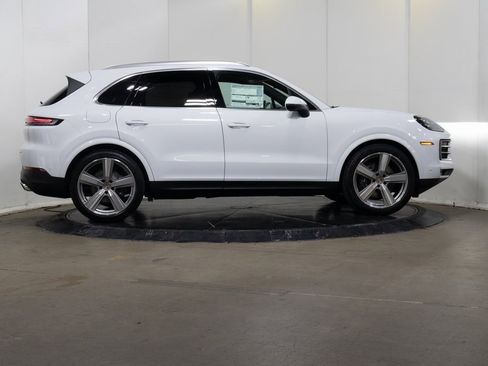 Used 2025 Porsche Cayenne image 8