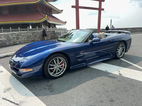 Used 2004 Chevrolet Corvette Convertible w/ Preferred Equipment Group RWD image 2