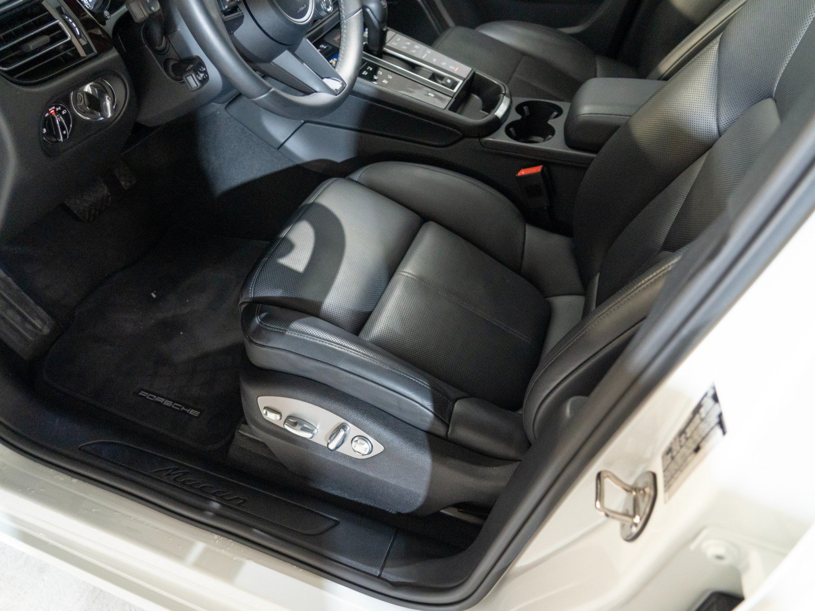 Certified 2026 Porsche Macan AWD/4WD image 5