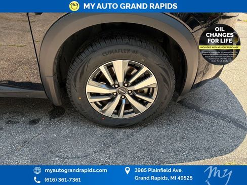 Used 2025 Nissan Pathfinder SL AWD/4WD image 32