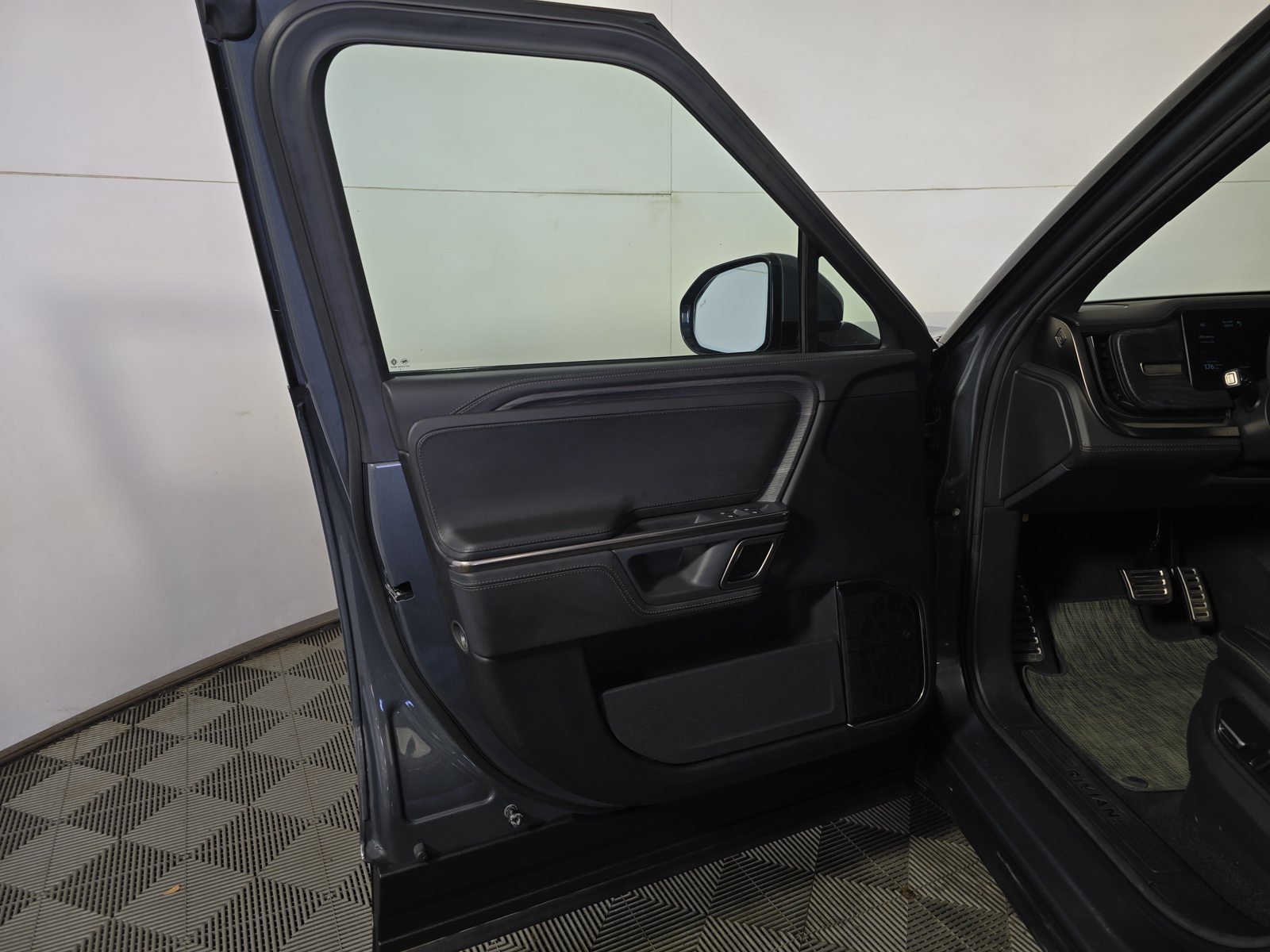 Used 2024 Rivian R1T Adventure Dual AWD/4WD image 16