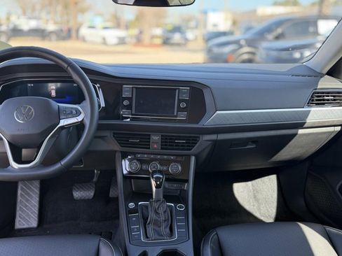 Certified 2022 Volkswagen Jetta SE image 14