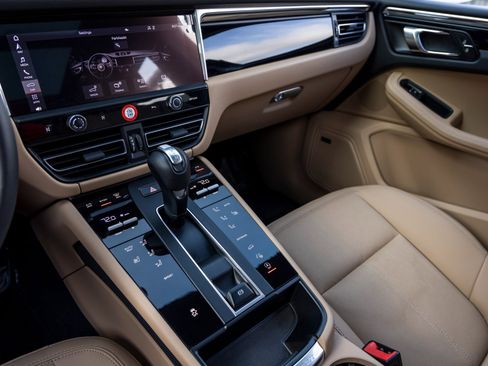 Certified 2025 Porsche Macan image 37