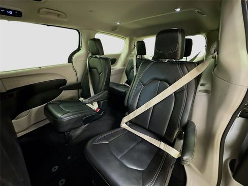 Used 2023 Chrysler Pacifica Touring-L image 23
