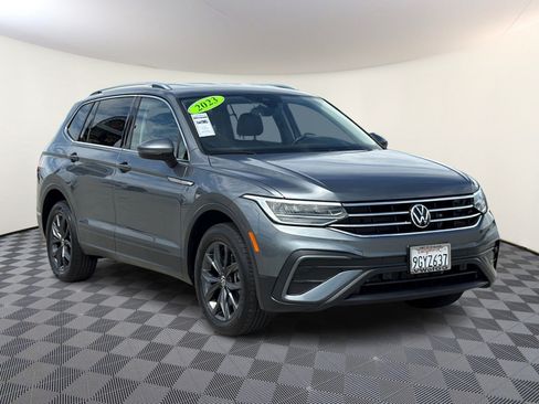 Used 2023 Volkswagen Tiguan SE FWD image 1