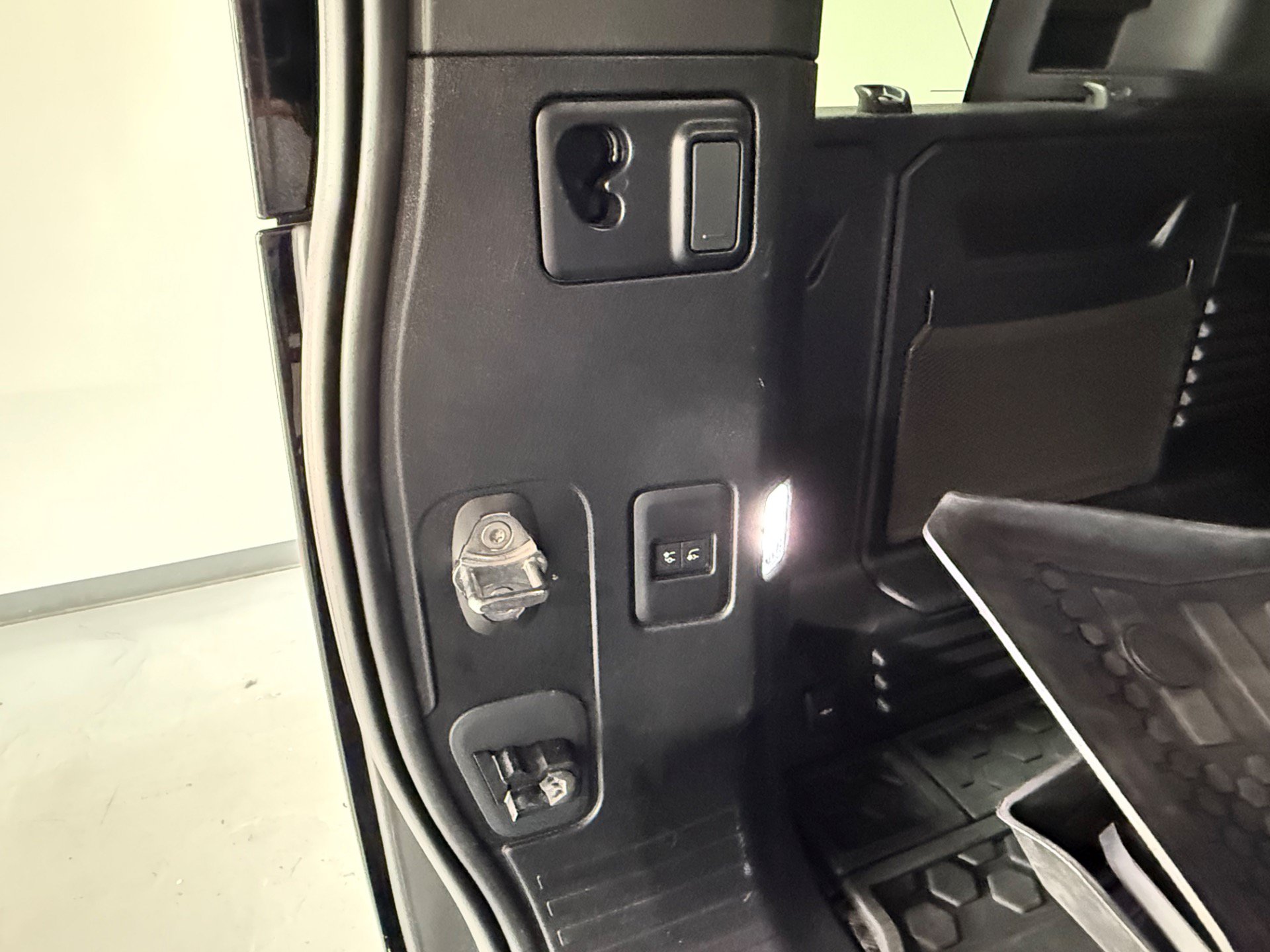 Used 2025 Land Rover Defender 110 X-Dynamic SE AWD/4WD image 18