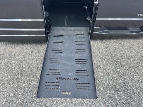 Used 2019 Dodge Grand Caravan SXT image 5