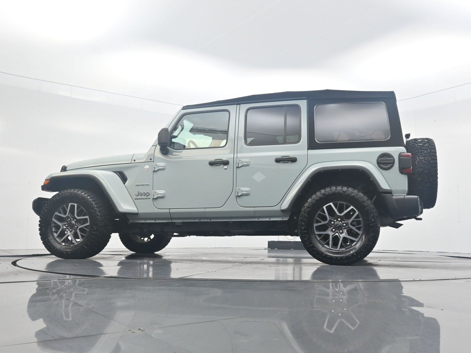 Used 2024 Jeep Wrangler Unlimited Sahara w/ Safety Group AWD/4WD image 31