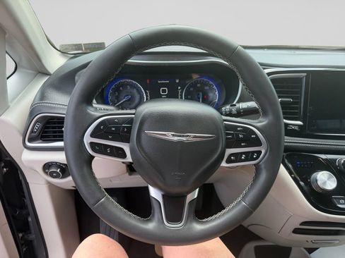Used 2022 Chrysler Pacifica Touring-L AWD/4WD image 13