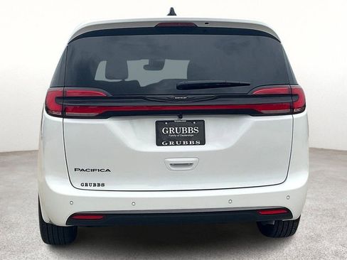 New 2026 Chrysler Pacifica Select image 7