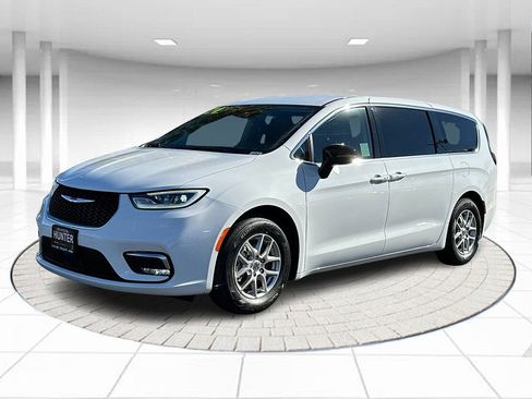 Used 2024 Chrysler Pacifica Touring-L image 1