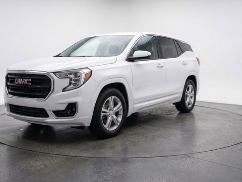 Used 2024 GMC Terrain SLE image 3