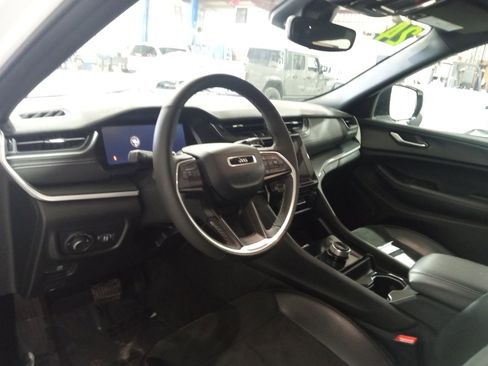 Used 2024 Jeep Grand Cherokee Altitude image 11