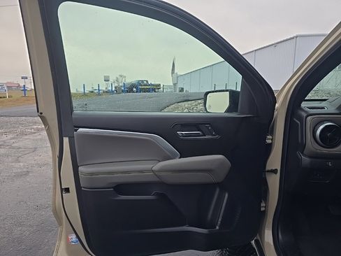 Used 2024 Chevrolet Colorado ZR2 w/ Technology Package image 12