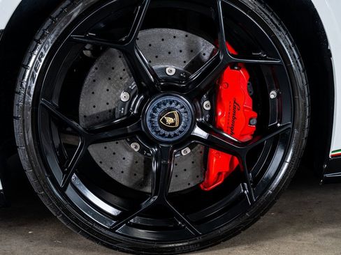 Used 2018 Lamborghini Huracan Performante image 10