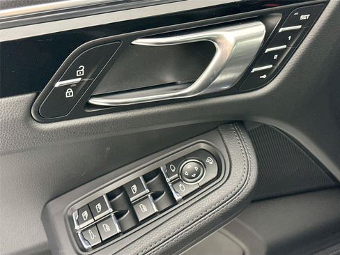 Certified 2026 Porsche Macan AWD/4WD image 31