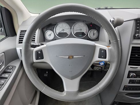 Used 2009 Chrysler Town & Country Limited w/ Entertainment Group #3 FWD image 25