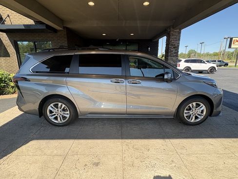 Used 2026 Toyota Sienna XLE AWD/4WD image 5