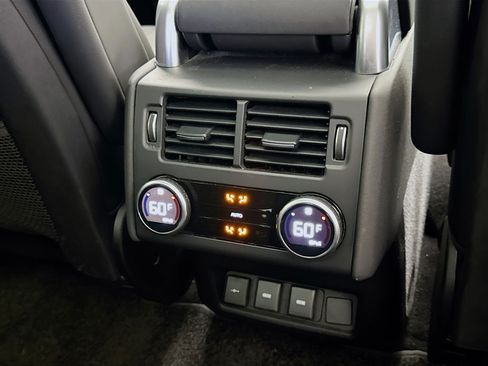 Used 2024 Land Rover Discovery S image 17