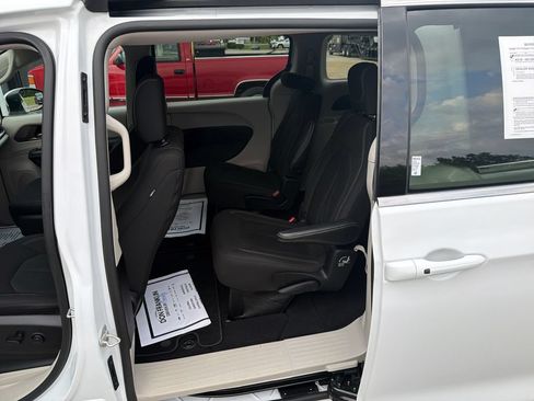 Used 2023 Chrysler Voyager LX FWD image 14