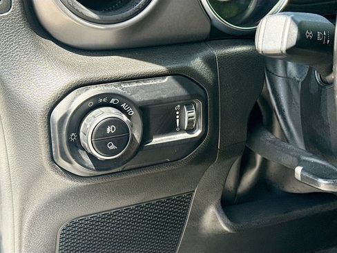 Used 2023 Jeep Gladiator Sport AWD/4WD image 11