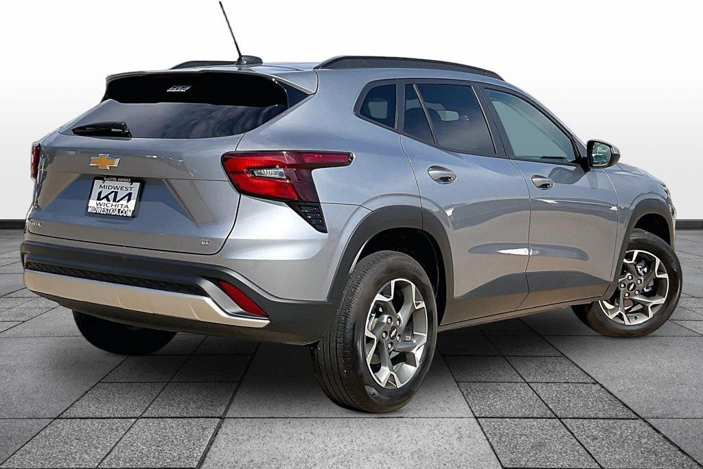 Used 2024 Chevrolet Trax LT FWD image 13