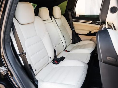 Used 2016 Porsche Cayenne Turbo AWD/4WD image 77