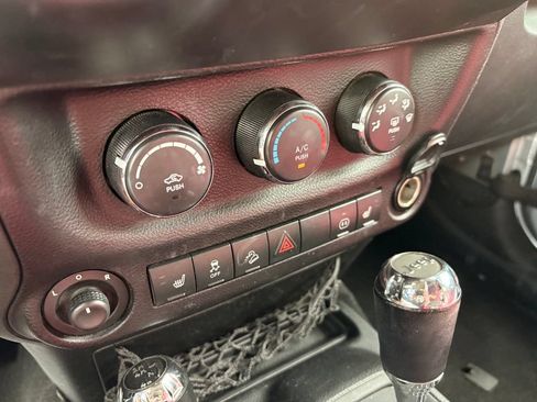 Used 2012 Jeep Wrangler Unlimited Sahara AWD/4WD image 17