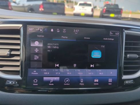 Used 2023 Chrysler Pacifica Touring-L FWD image 16