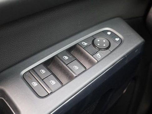 Certified 2025 Nissan Pathfinder SV FWD image 19