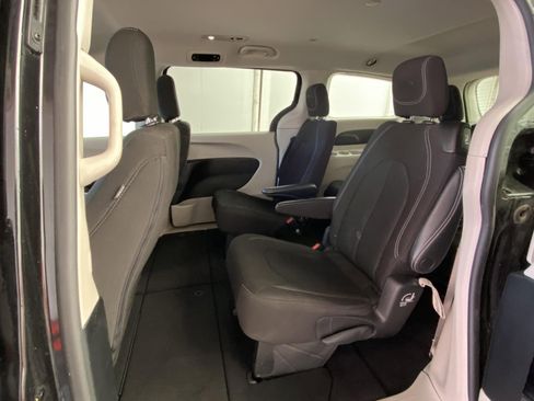 Used 2022 Chrysler Voyager LX image 17