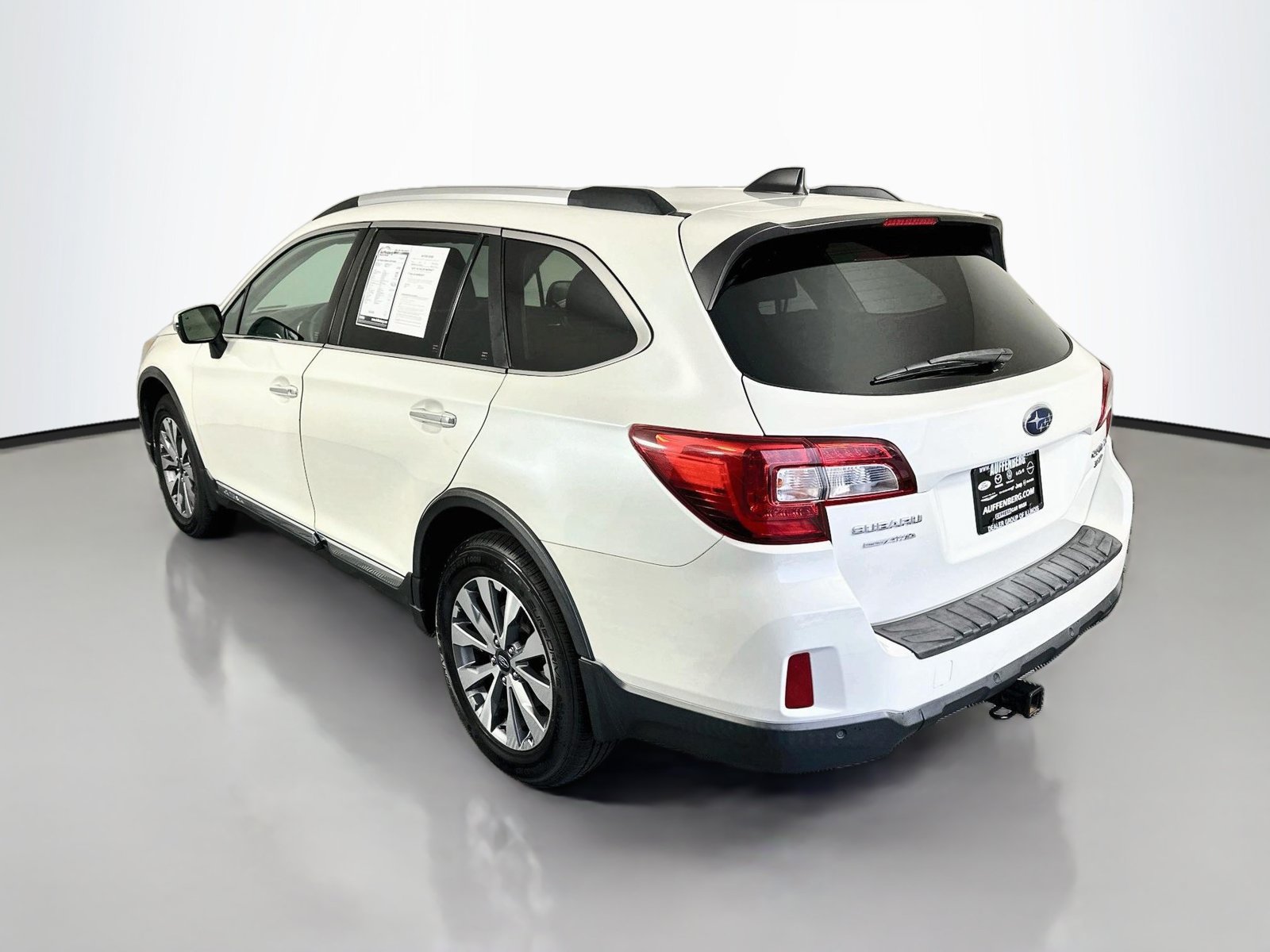 Used 2017 Subaru Outback 3.6R Touring w/ Popular Package #5A AWD/4WD image 5