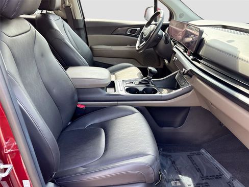 Used 2025 Kia Carnival FWD image 30