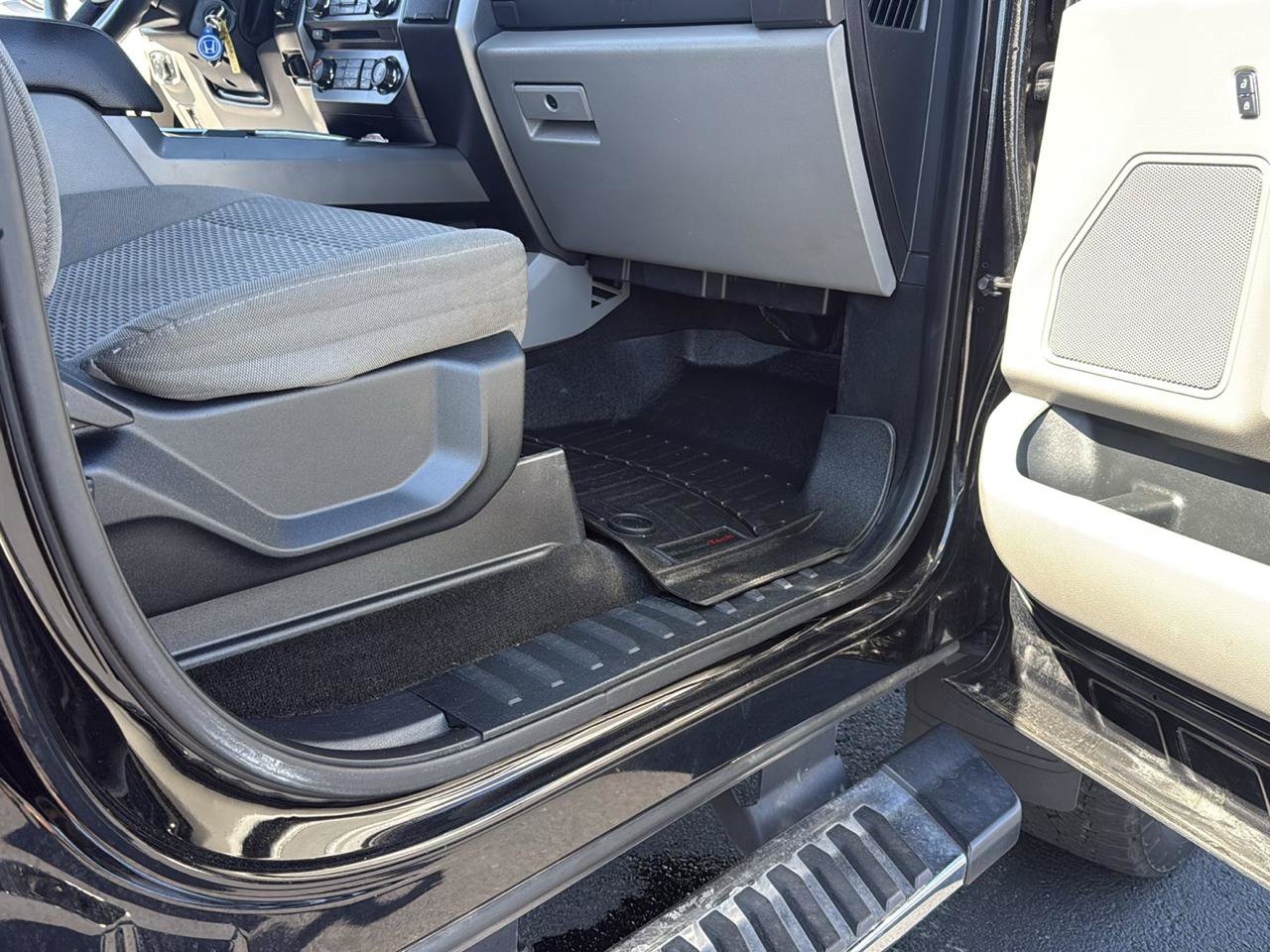 Used 2017 Ford F250 XLT w/ XLT Premium Package AWD/4WD image 39