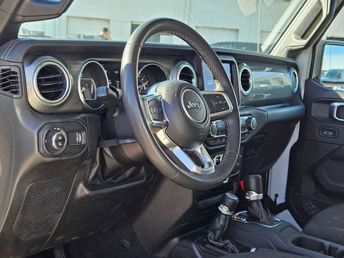 Used 2023 Jeep Gladiator Overland image 2