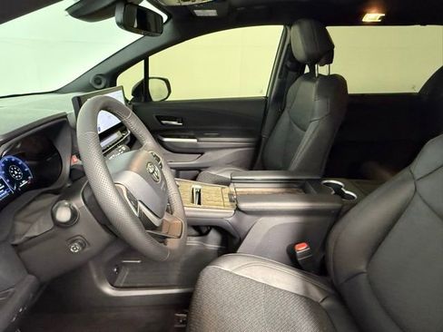Used 2025 Toyota Sienna Platinum image 30