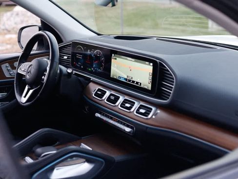 Used 2023 Mercedes-Benz GLS 450 4MATIC image 10