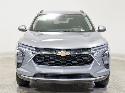 Used 2025 Chevrolet Trax LT w/ LT Convenience Package image 3