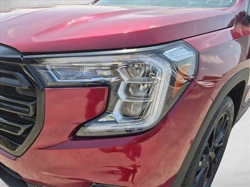 Used 2024 GMC Terrain SLE w/ Driver Convenience Package FWD image 11